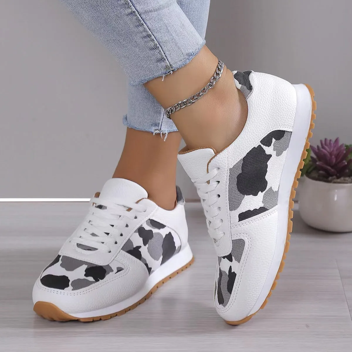 Leopard Lace-up Women's Sports Sneakers - Stylish and Comfortable Athletic Shoes